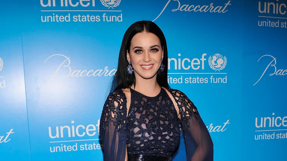 Katy Perry joue les Miss Météo pour la bonne cause (Vidéo)