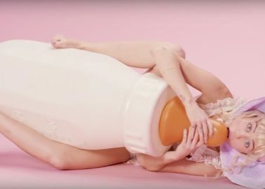 Miley Cyrus Cree Le Malaise Deguisee En Bebe Dans Son Nouveau Clip