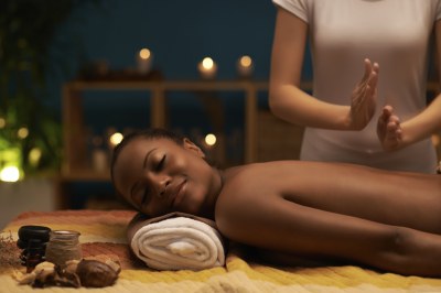 La percussion avec la tranche des mains ou avec les poings pour un effet plus lent.
