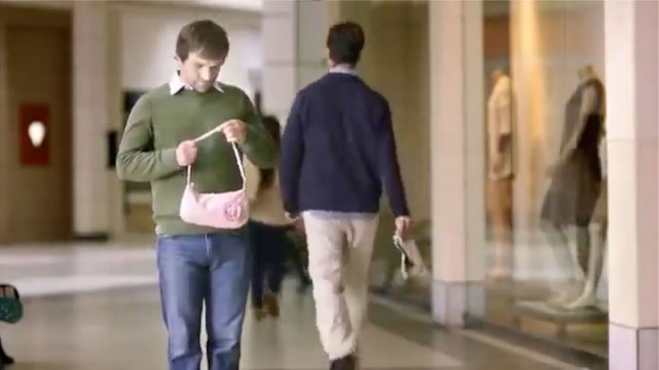 Wenn Frauen ihren Männern einfach ihre Tasche in die Hand drücken