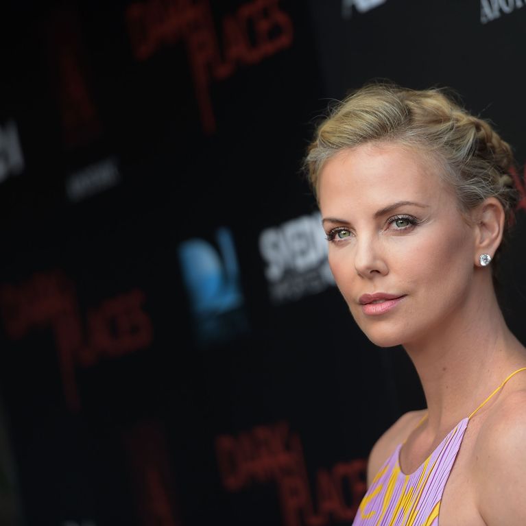 Charlize Theron Au Naturel Et Nue Pour W Magazine Photo