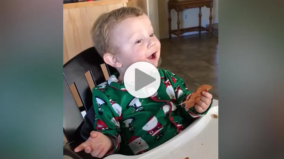 Ce petit garçon mange un morceau de bacon pour la première fois et il n'en revient pas