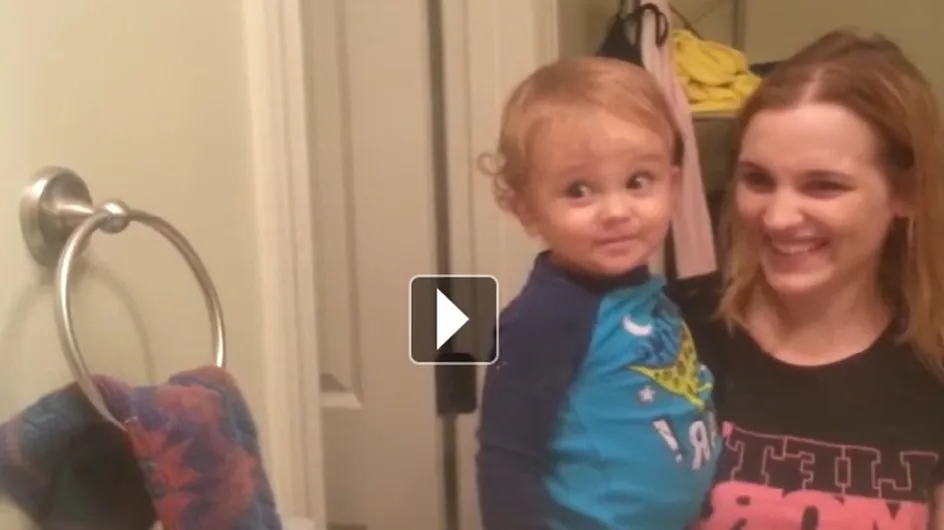 Ce petit garçon est vraiment mort de rire lorsqu'il découvre ce dont il est capable (vidéo)