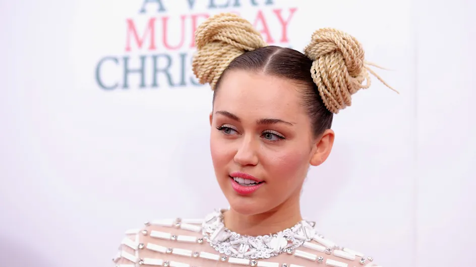 Miley Cyrus porte de nouveau sa bague de fiançailles (Photos)