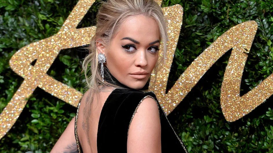 Rita Ora en robe quasi inexistante au défilé Versace (Photos)