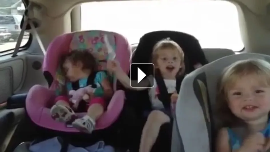 Endormie dans une voiture, cette fillette a une réaction incroyable à son réveil
