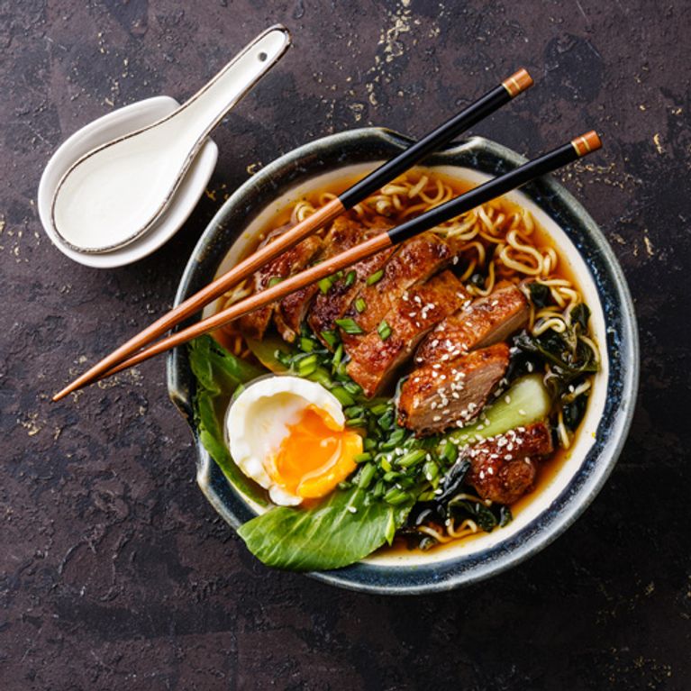 Ramen Suppe mit Rindfleisch und Ei