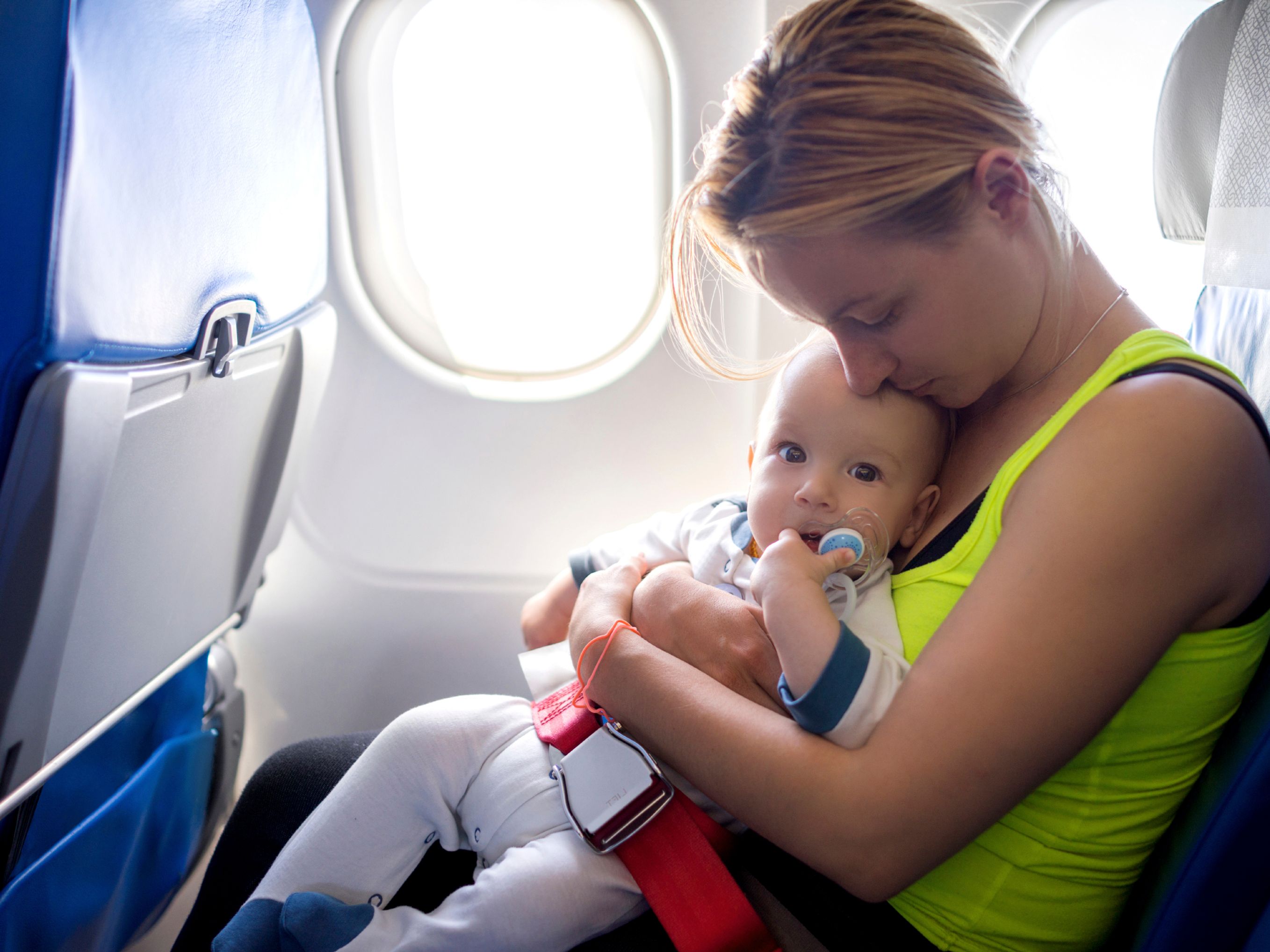 10 objets pour faciliter le vol en avion avec des petits enfants