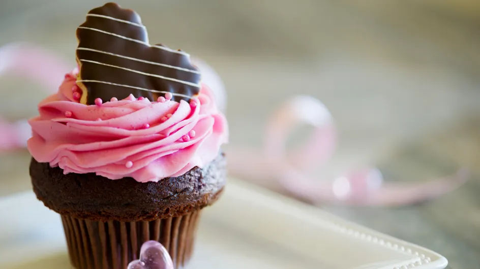 Réalise ultra facilement des cupcakes surprise au chocolat, avec des Smarties dedans !