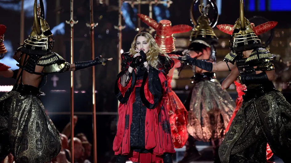 Madonna piégée par un de ses costumes en plein concert (Vidéo)