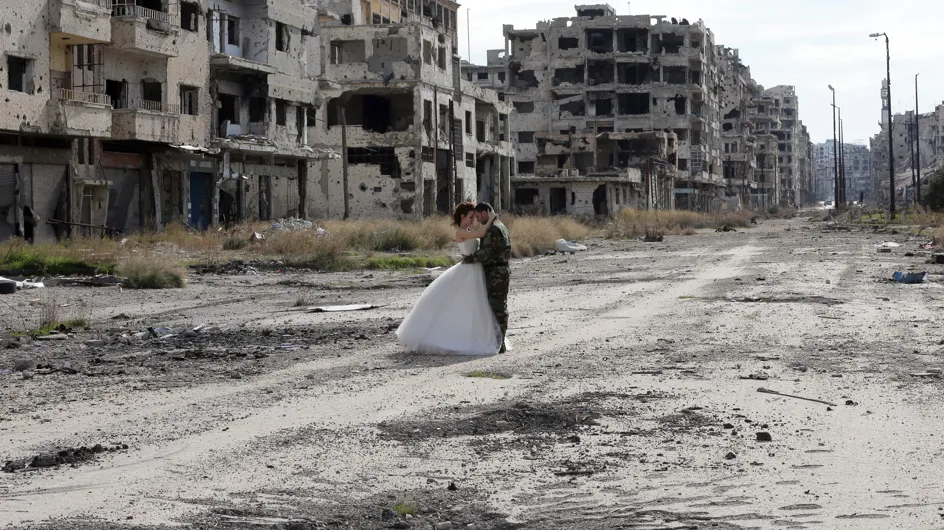 Ils immortalisent leur mariage au milieu des ruines syriennes pour prouver que la vie continue (Photos)