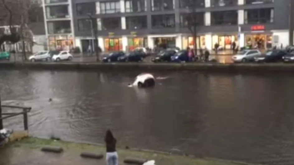4 hommes sauvent une femme et son enfant de la noyade à Amsterdam (Vidéo)