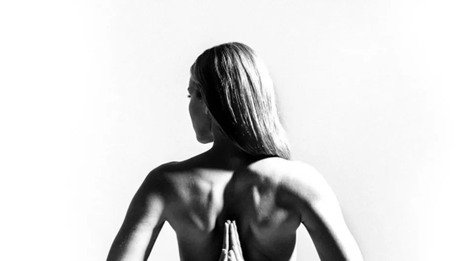 Des poses de yoga nues pour briser les tabous