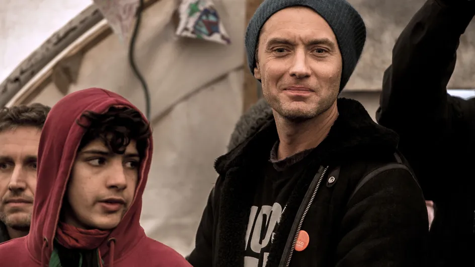 Jude Law se rend dans la jungle de Calais pour soutenir les enfants isolés (Photos)