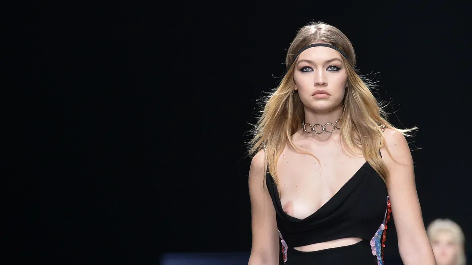 Oups, Gigi Hadid en dévoile un peu trop au défilé Versace