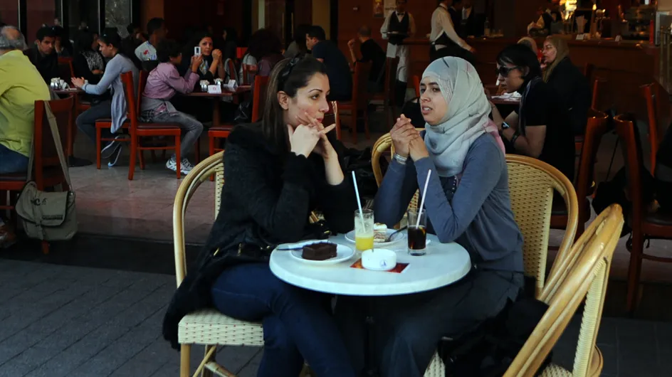 En Tunisie, les femmes investissent un café "réservé" aux hommes (Vidéo)