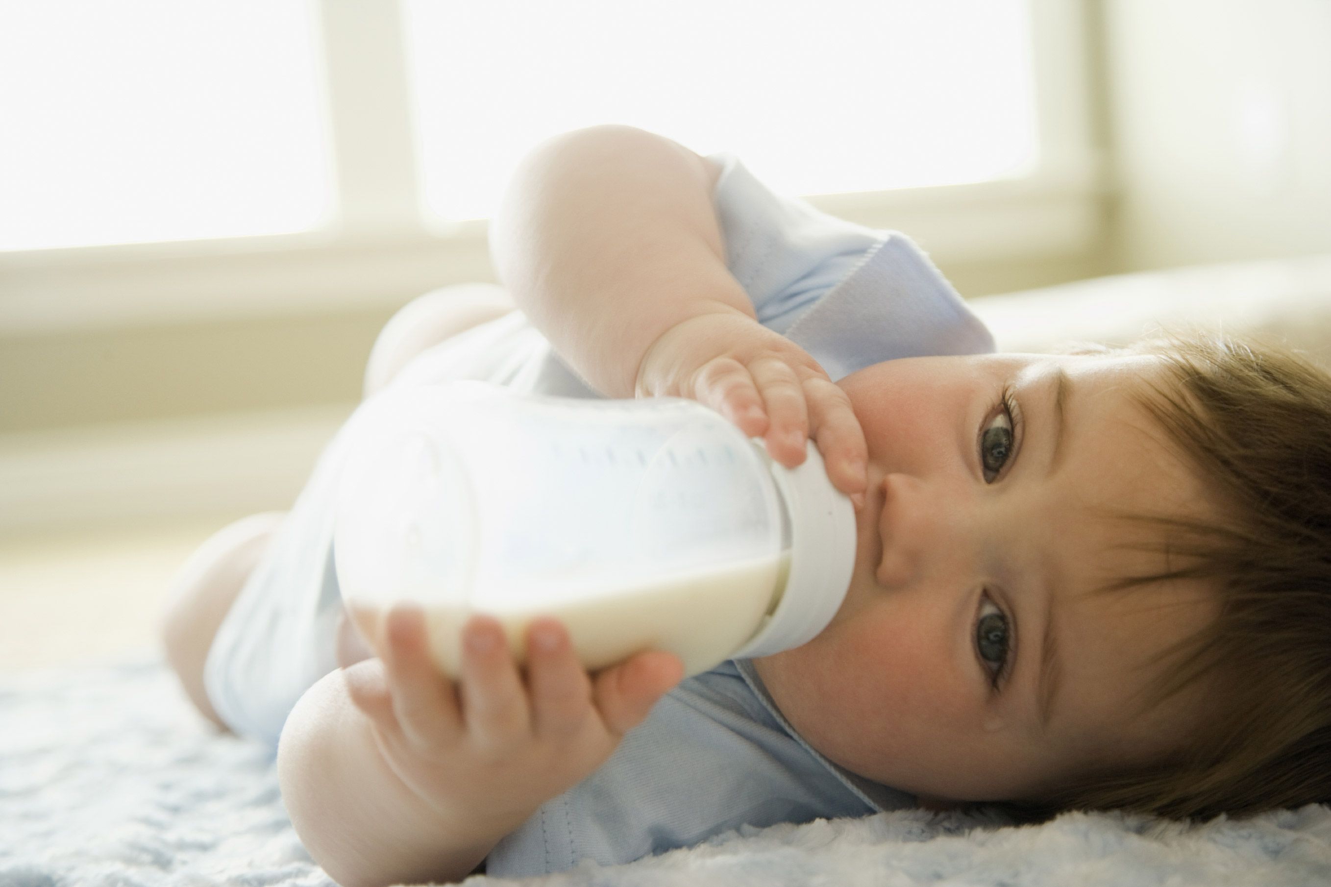Jusqu'à quel âge faut-il donner du lait infantile à bébé