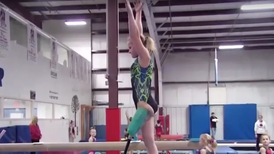 Amputée d’une jambe, cette adolescente de 16 ans poursuit sa carrière de gymnaste (Vidéo)