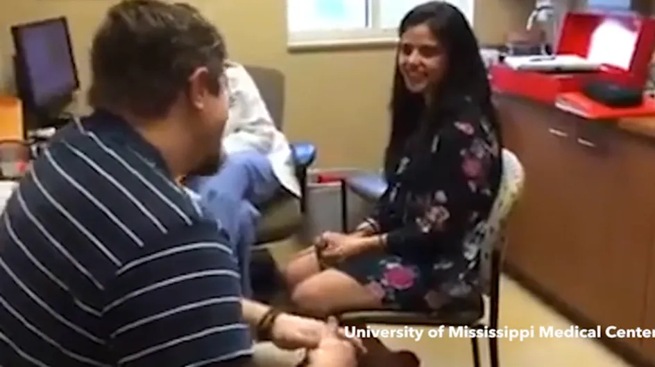 Cette femme entend pour la première fois et reçoit une demande en mariage (Vidéo)