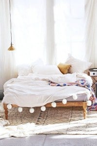 Pompones cosidos a la colcha de la cama