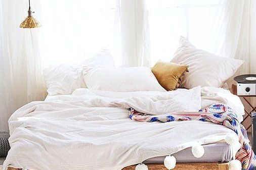 Pompones cosidos a la colcha de la cama