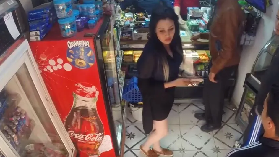Une caméra cachée teste la réaction des Tunisiens face à une femme en jupe (Vidéo)