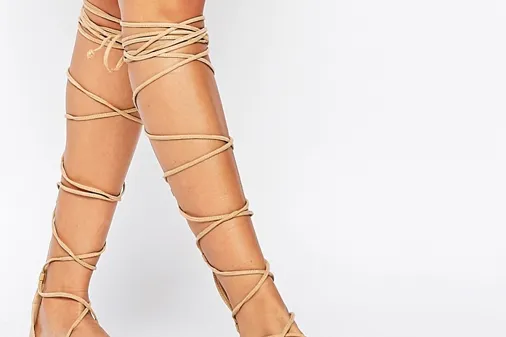 Für die Boho Sandalen braucht ihr schlichte Römersandalen, z.B. von Asos