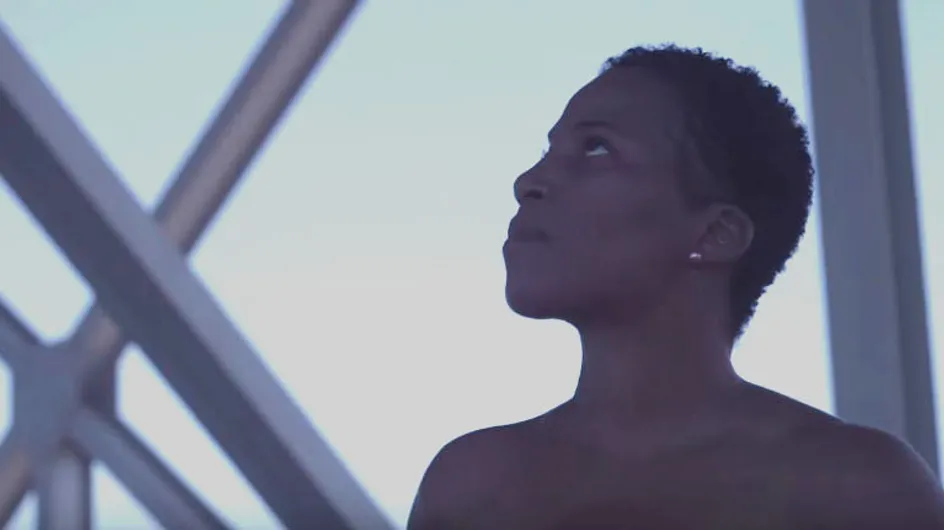 Survivante du cancer du sein, elle marche topless pour délivrer un beau message (Vidéo)