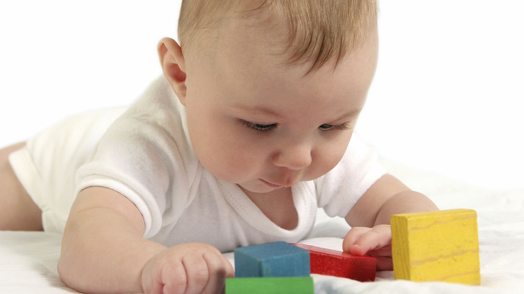 Les jeux de bébé qui aident à son développement - Bébés et Mamans