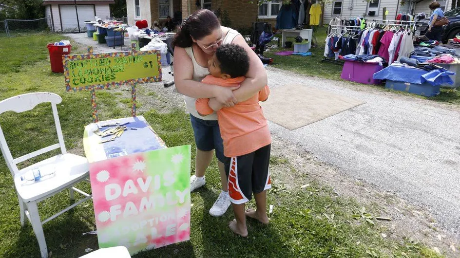 Seiner Pflegefamilie fehlt das Geld für seine Adoption - also sammelt dieser 9-Jährige es selbst