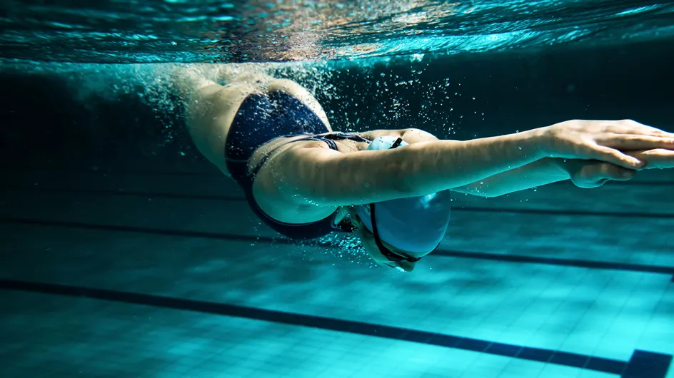 ¡Al agua patos! 5 actividades para entrenar (y divertirte) en la piscina