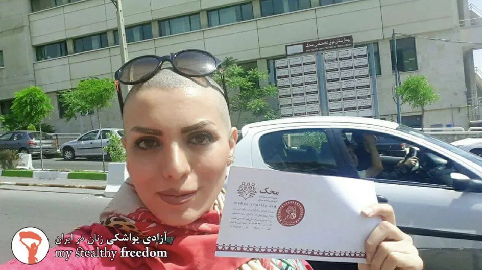 Une Iranienne devient le symbole de la lutte contre le port du voile après s'être rasée la tête