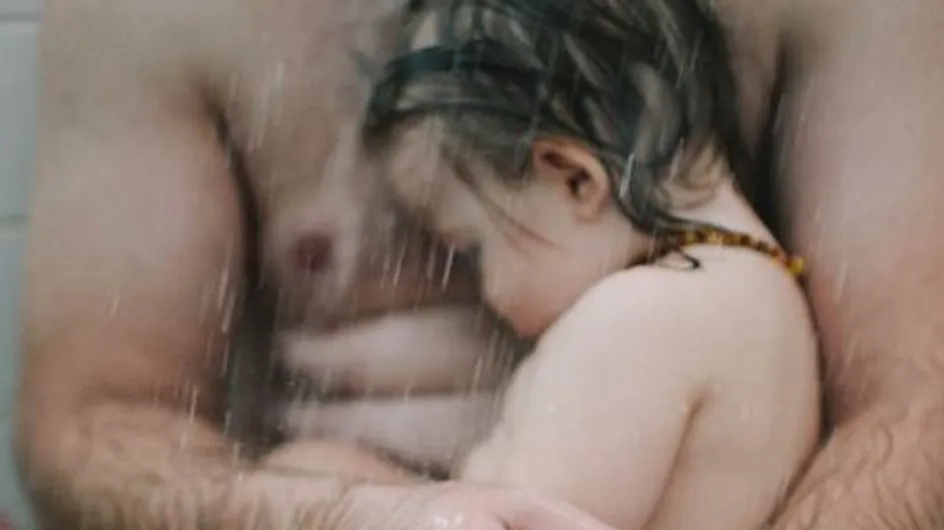 La photo de ce papa avec son fils sous la douche fait scandale sur Facebook