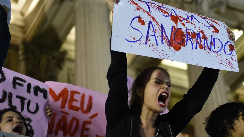 Le viol collectif d'une ado par plus de 30 hommes indigne le Brésil
