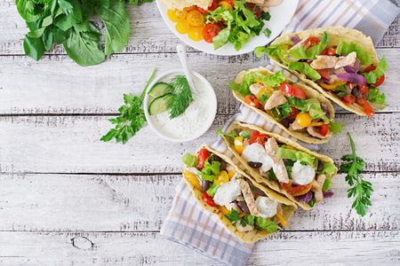 Nachos de verduras y pollo