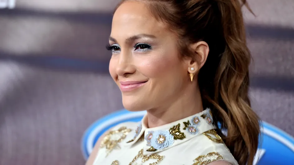 Fière de ses courbes, Jennifer Lopez imagine une collection de tshirts au message inspirant