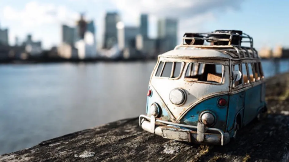 Esta fotógrafa explora el mundo en coches de miniatura y es lo más alucinante que verás hoy