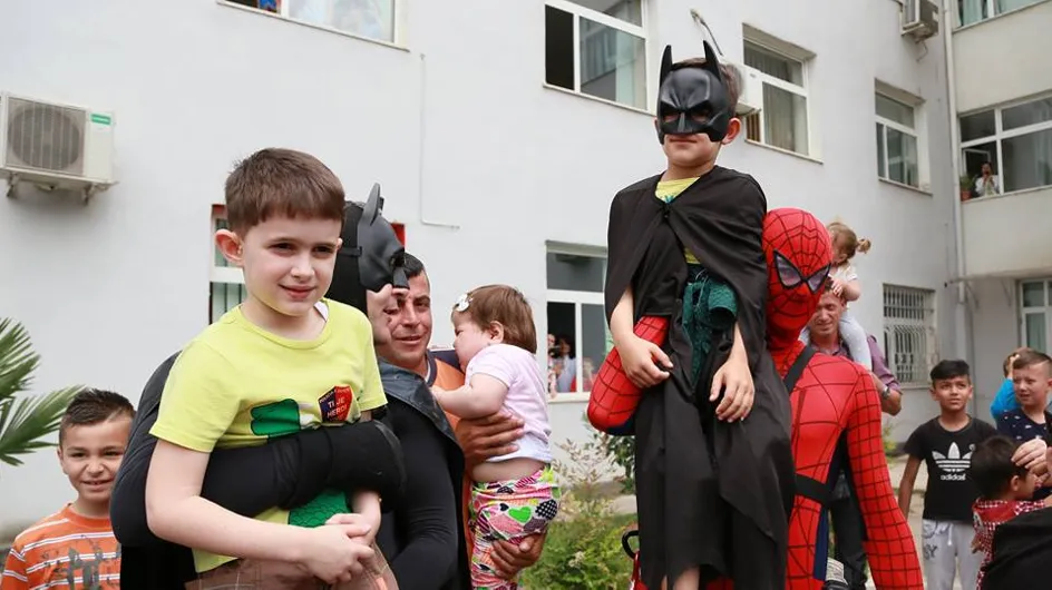 Des policiers se déguisent en super-héros pour des enfants malades (Vidéo)