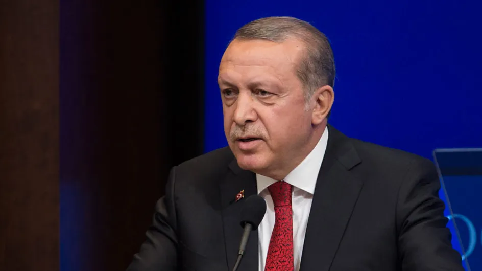 El presidente de Turquía afirma que las mujeres que no tienen hijos son solo "medio personas"