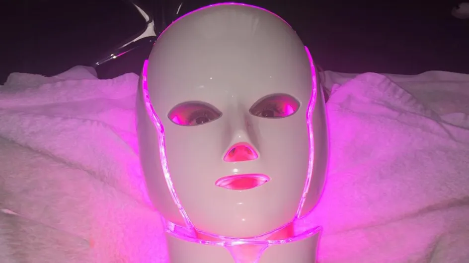 La última moda entre las famosas: Máscaras de luz LED para rejuvenecer el rostro