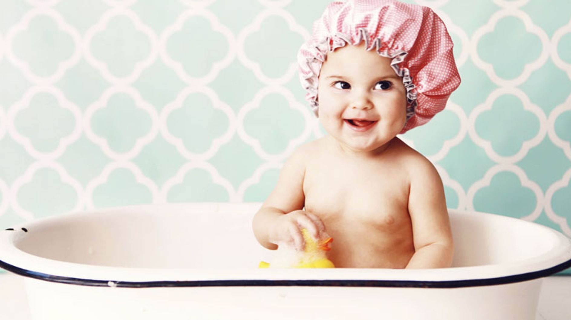 Como dar banho no bebê: balde, banheira ou chuveiro?