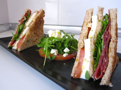 Sandwich mediterráneo con jamón, mozzarela y rúcula