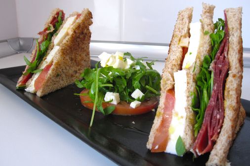 Sandwich mediterráneo con jamón, mozzarela y rúcula
