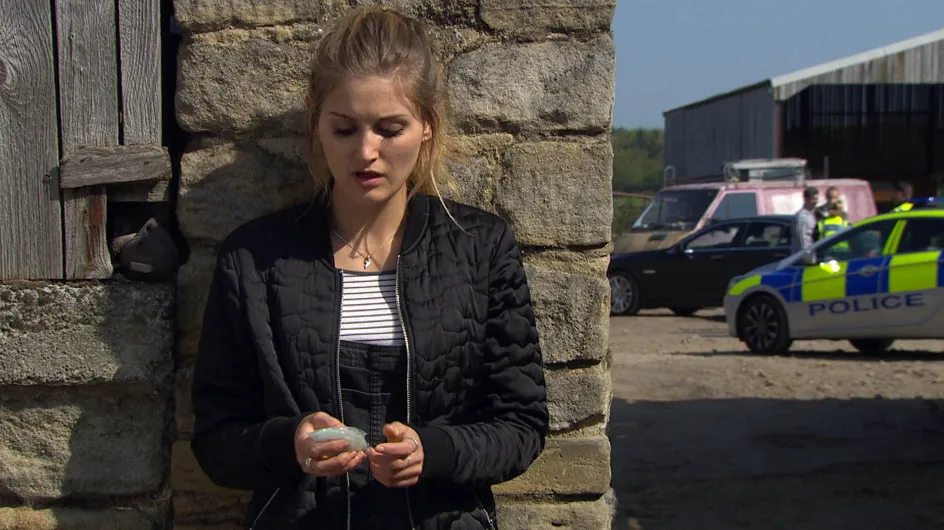Emmerdale 22/6 - Holly's panicked to lose the stash of Simon's drugs