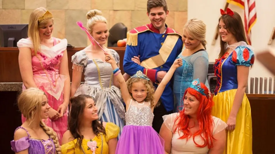 ¡Fue emocionante! Esta niña vivió un juicio de adopción mágico rodeada por todas las princesas Disney