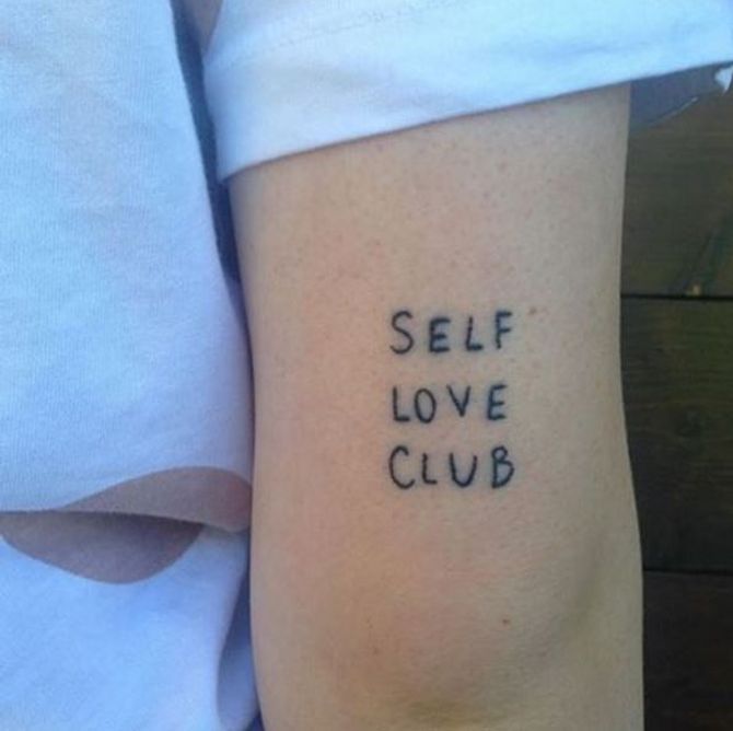 Die Frauen kennen sich nicht doch sie tragen alle das gleiche Tattoo