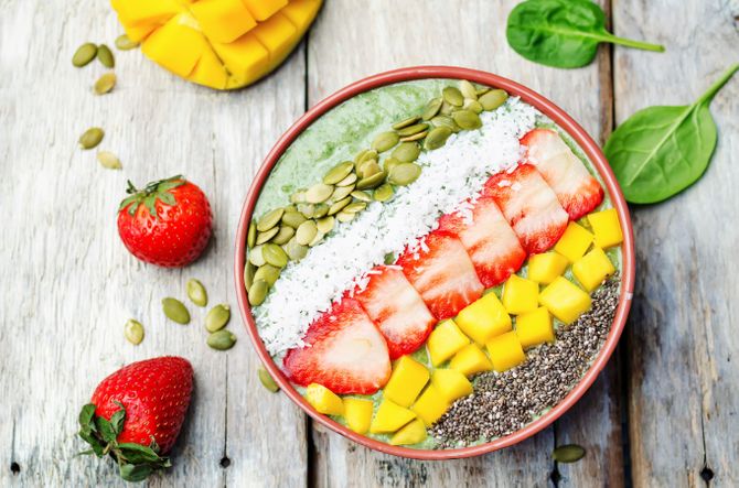Mango, fresas y semillas