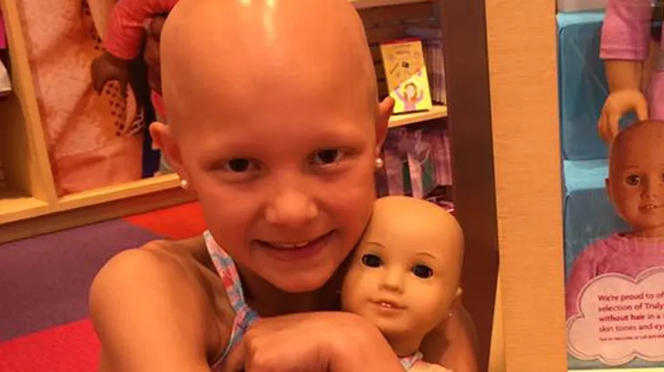 Un fabricant de jouets a fait le bonheur de cette fillette avec des poupées sans cheveux