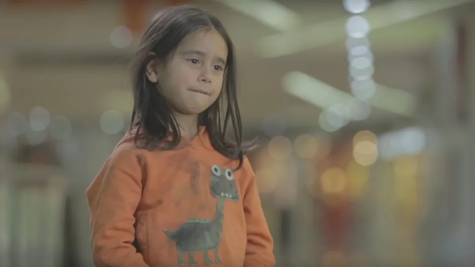 Cette vidéo nous montre l'indifférence de passants devant la pauvreté infantile