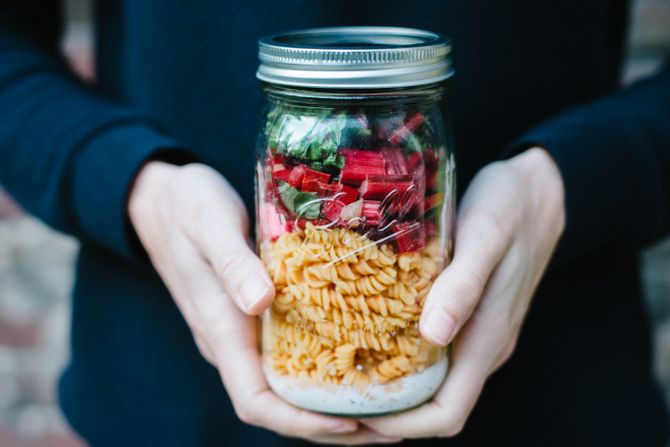 Linsen-Fusilli mit Mangold und Ziegenkäse